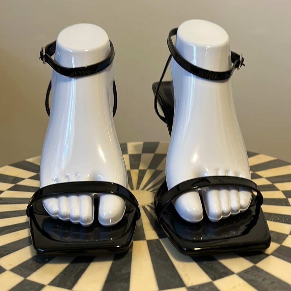 AZALEA WANG BLACK HEEL SANDALS